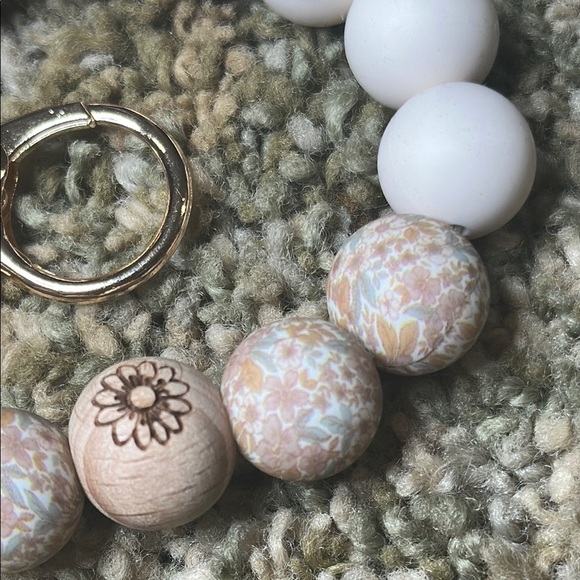 Wildflower Tan/Brown & Cream Keychain Bracelet Wristlet Silicone Beaded 1 Wooden - Picture 4 of 6